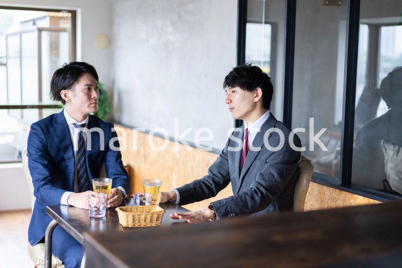 カフェで商談をするビジネスマン