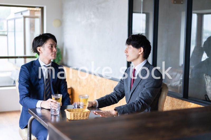 カフェで商談をするビジネスマン