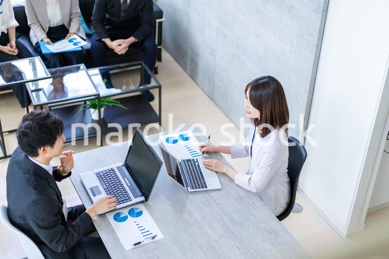 商談をする男女のビジネスパーソン