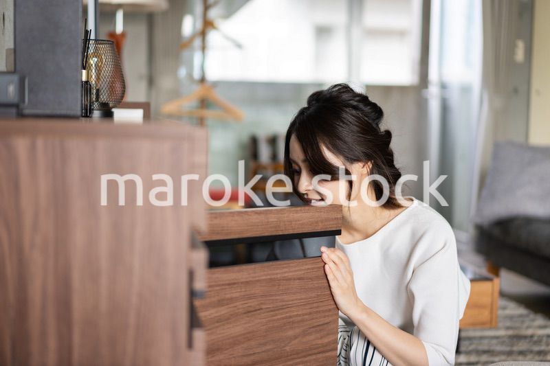 家事をこなす若い女性