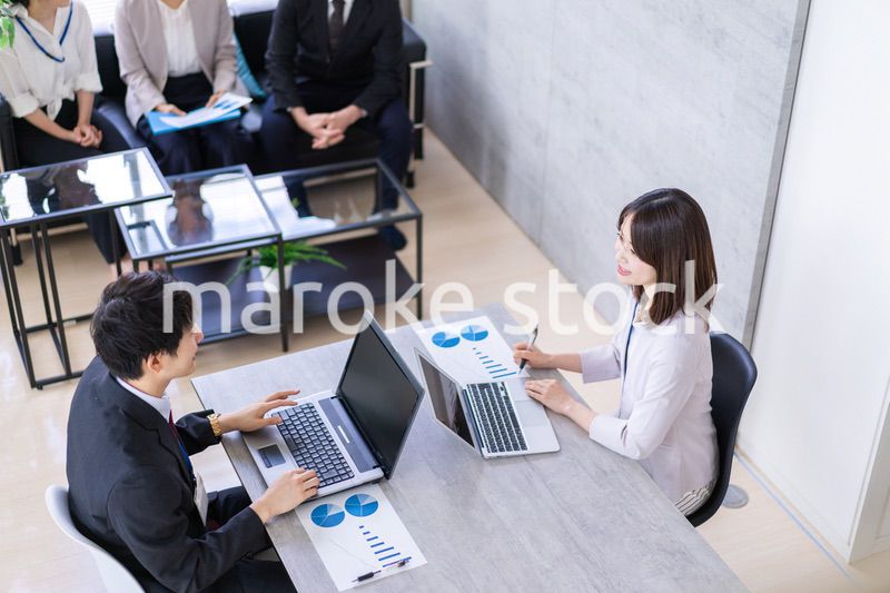 明るいオフィスで働くビジネスパーソン