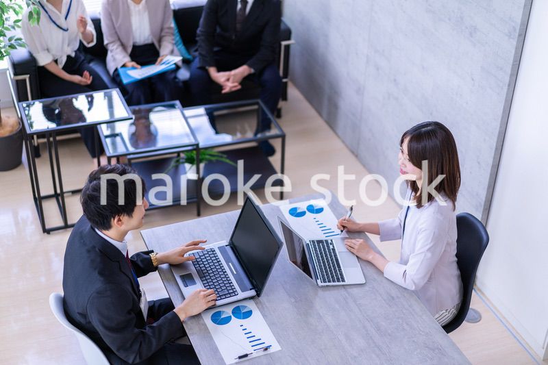 商談をする男女のビジネスパーソン