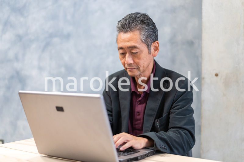 パソコンを使う高齢の男性