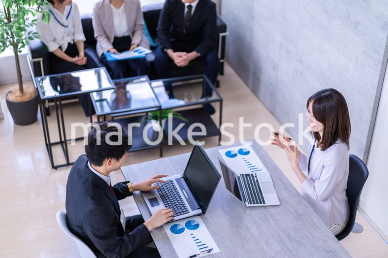商談をする男女のビジネスパーソン