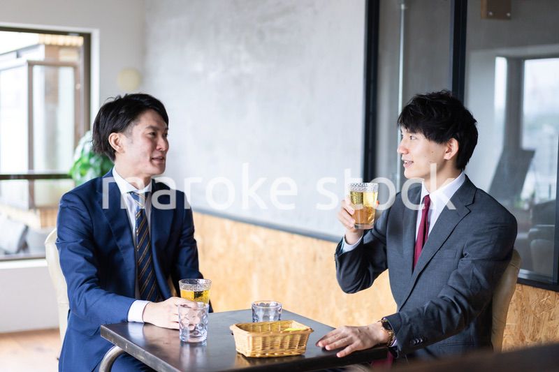 カフェで商談をするビジネスマン