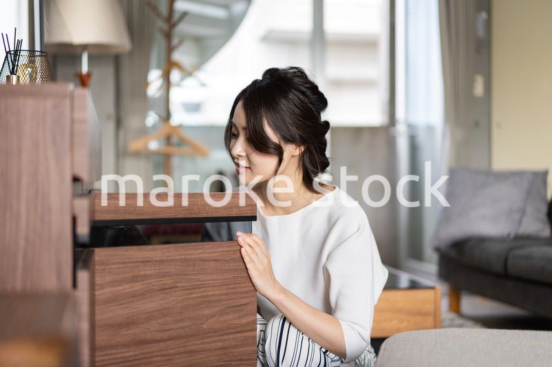 家事をこなす若い女性