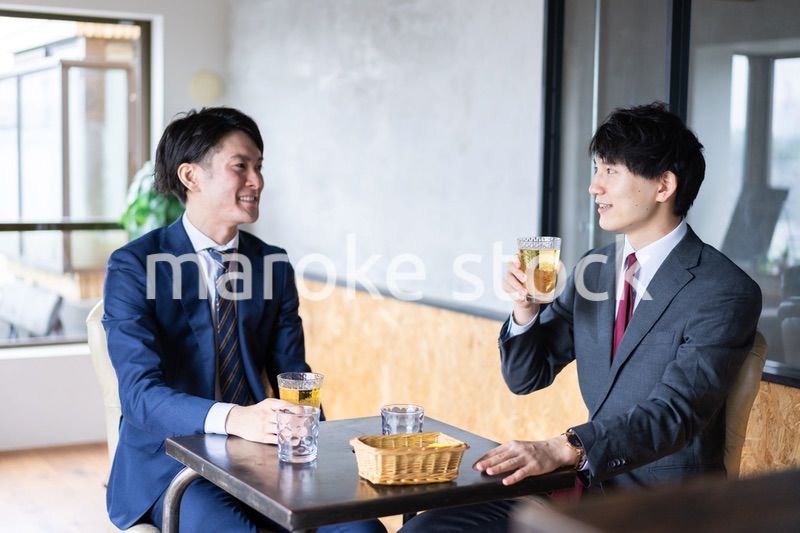 カフェで商談をするビジネスマン