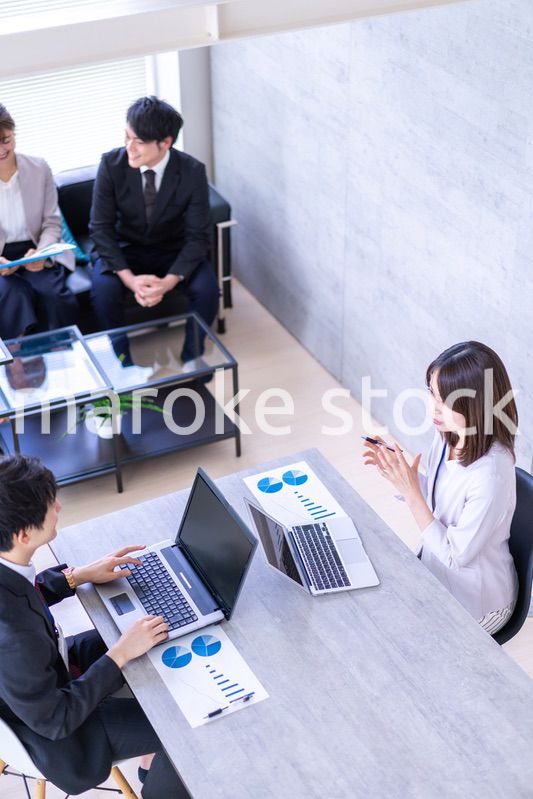 商談をする男女のビジネスパーソン