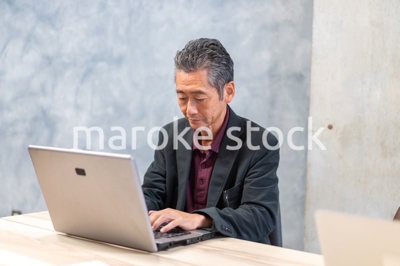 パソコンを使う高齢の男性