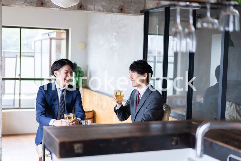 カフェで商談をするビジネスマン