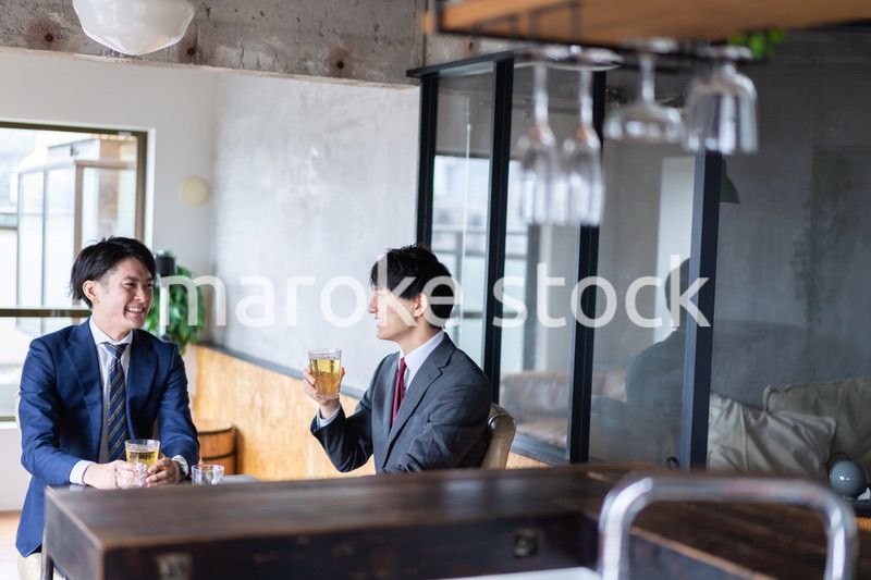 カフェで商談をするビジネスマン