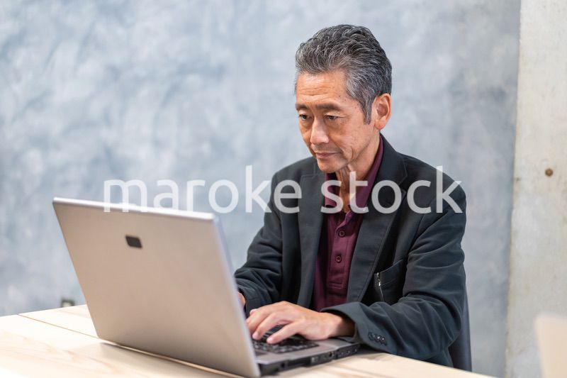 パソコンを使う高齢の男性