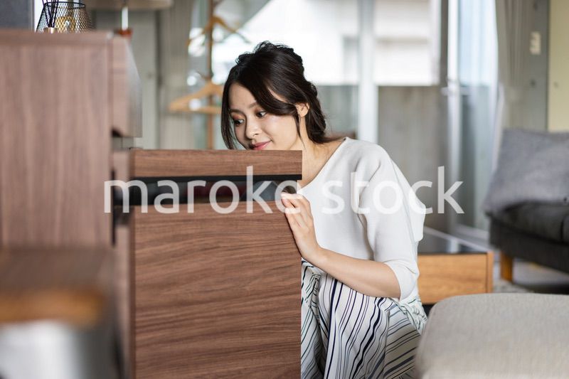 家事をこなす若い女性