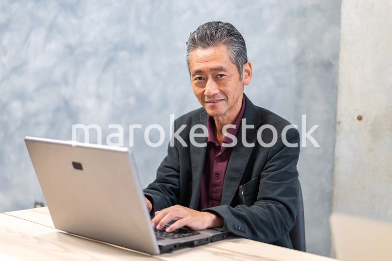 パソコンを使う高齢の男性