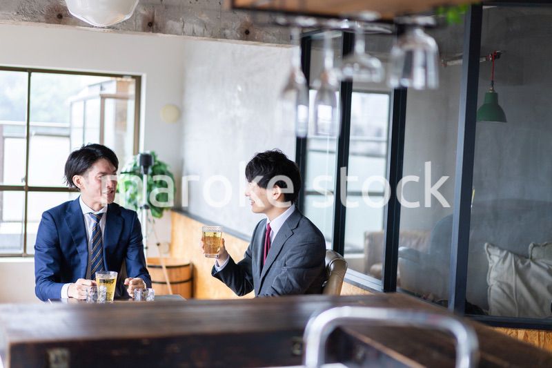 カフェで商談をするビジネスマン