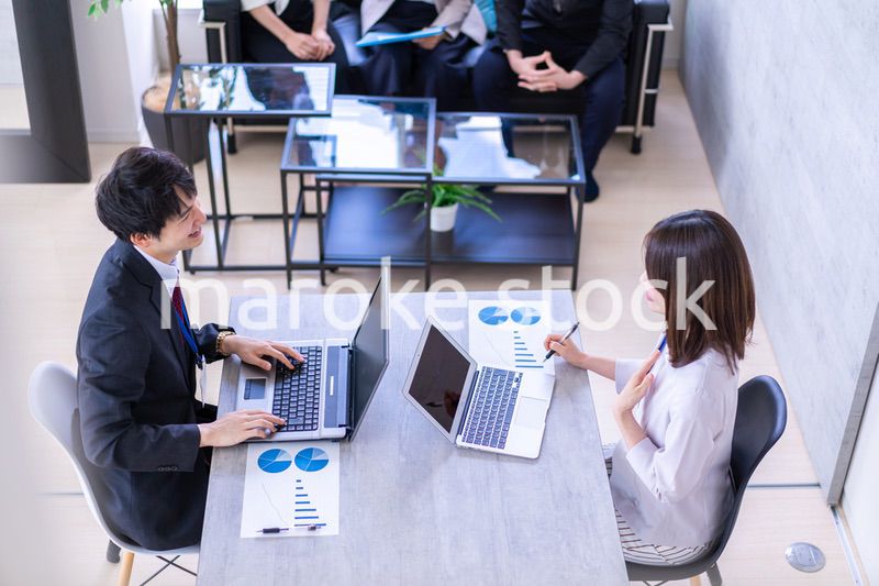 商談をする男女のビジネスパーソン