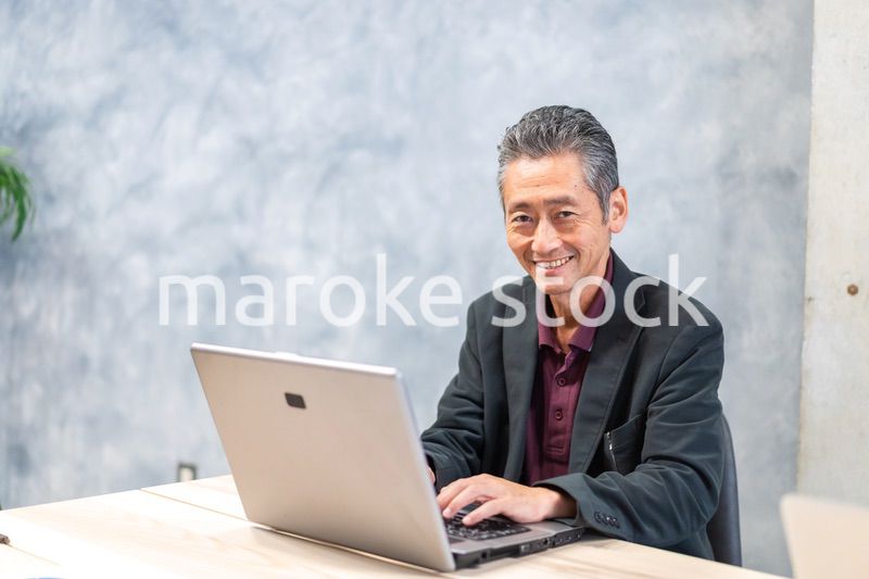 パソコンを使う高齢の男性