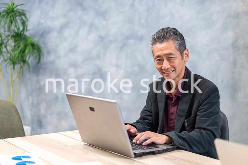 パソコンを使う高齢の男性