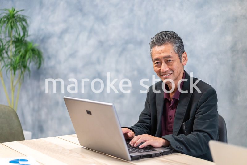 パソコンを使う高齢の男性