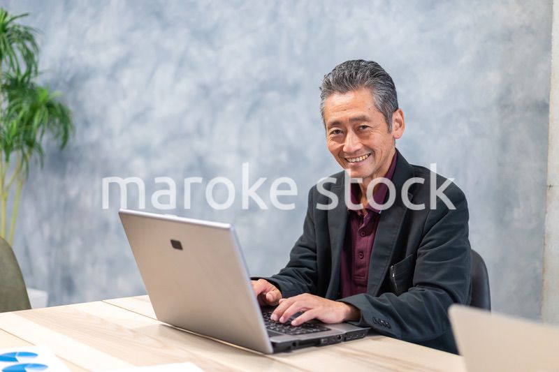 パソコンを使う高齢の男性