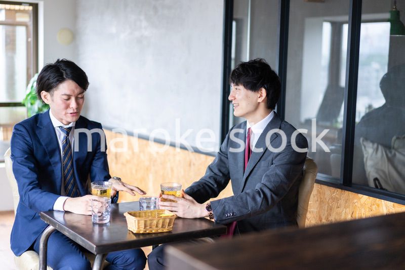 カフェで商談をするビジネスマン