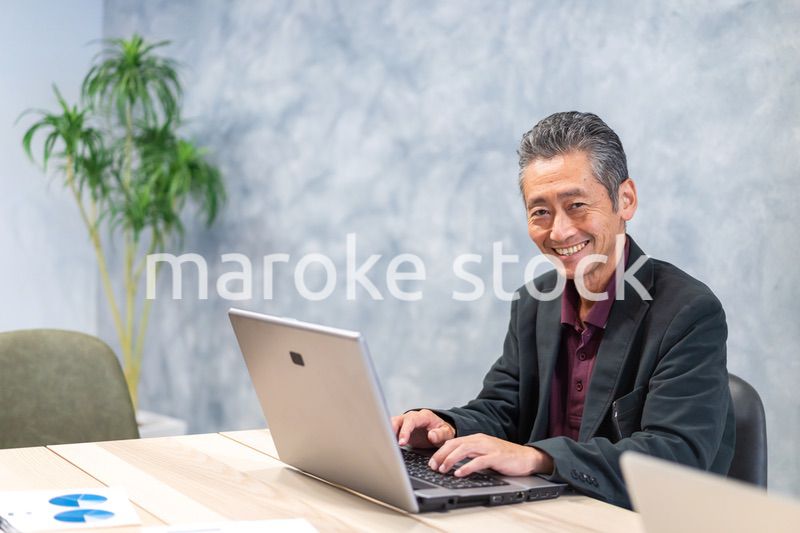 パソコンを使う高齢の男性