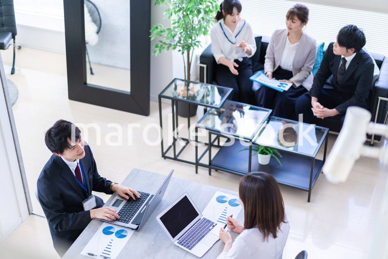 コンサルティング会社で働くビジネスパーソン