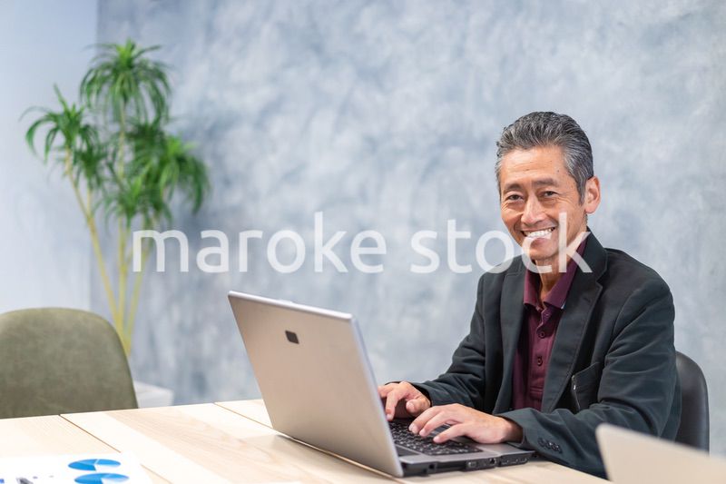 パソコンを使う高齢の男性