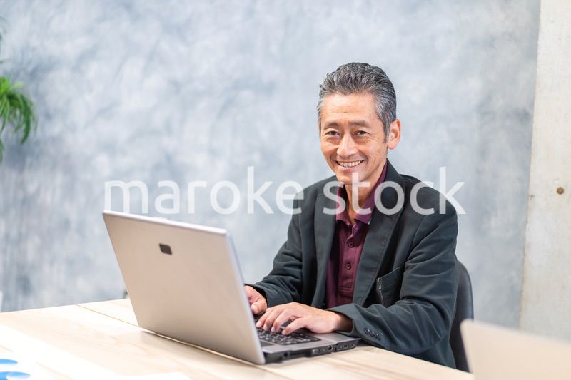 パソコンを使う高齢の男性