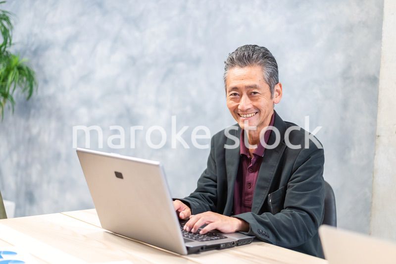 パソコンを使う高齢の男性