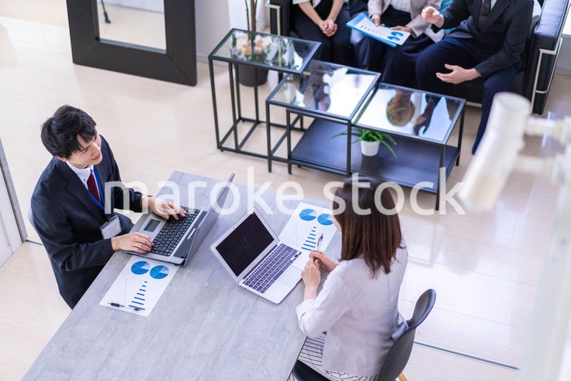 商談をする男女のビジネスパーソン