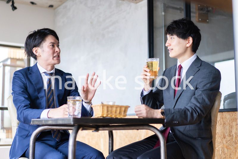 カフェで商談をするビジネスマン