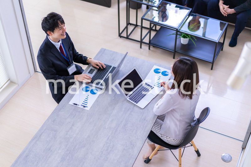 商談をする男女のビジネスパーソン