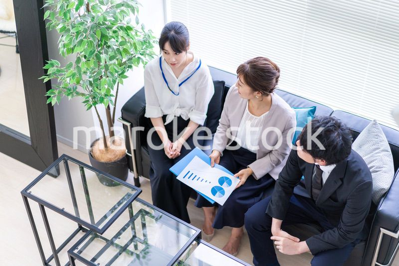 綺麗なオフィスで働く若い会社員