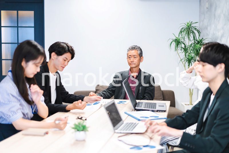 明るい雰囲気で会議をするビジネスパーソン