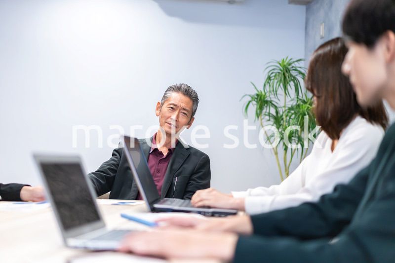 明るい雰囲気で会議をするビジネスパーソン