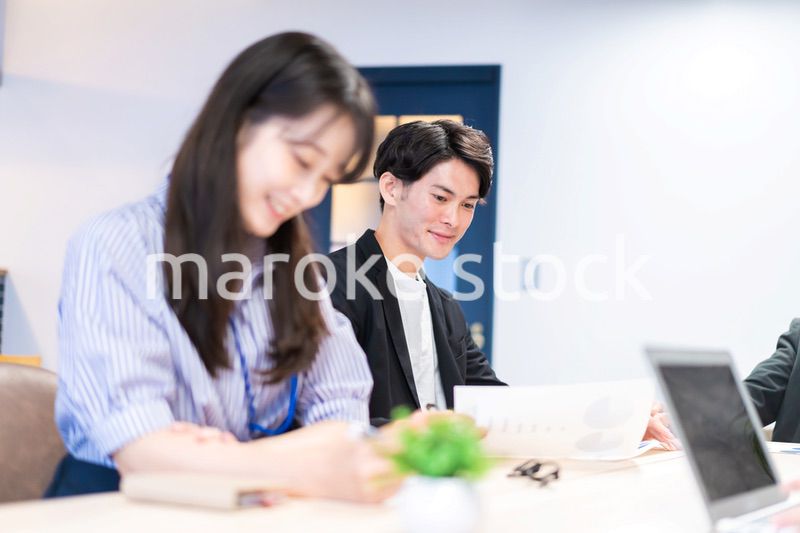 明るい雰囲気で会議をするビジネスパーソン