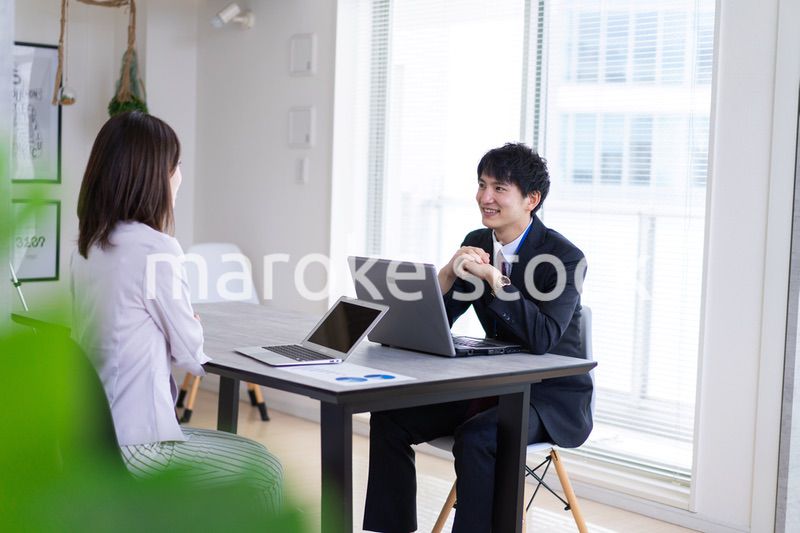 上司と面談をするビジネスパーソン