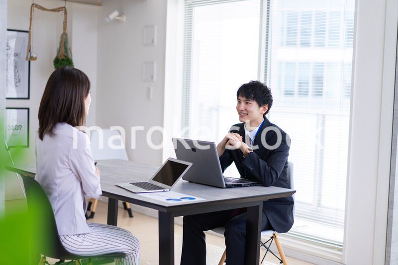 上司と面談をするビジネスパーソン