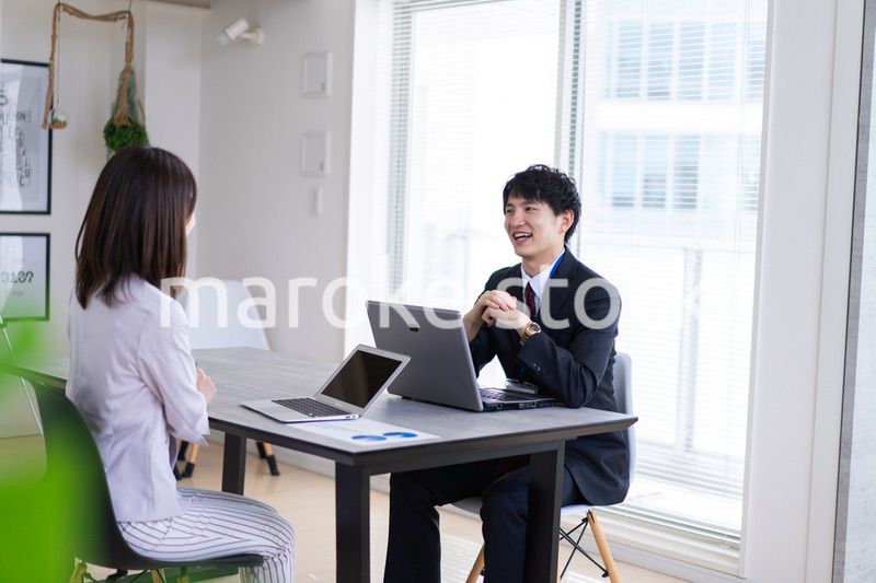 上司と面談をするビジネスパーソン