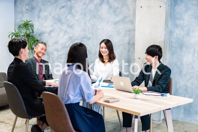 明るい雰囲気で会議をするビジネスパーソン