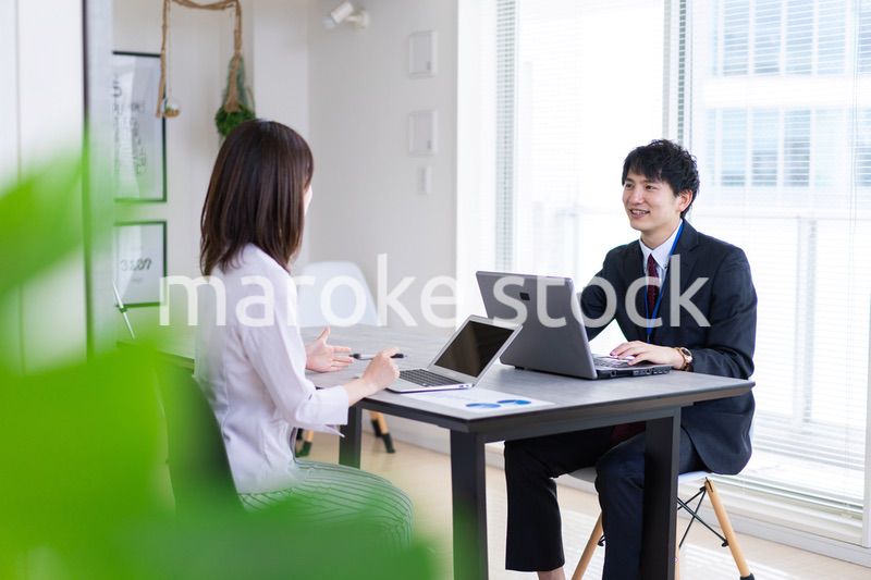 上司と面談をするビジネスパーソン