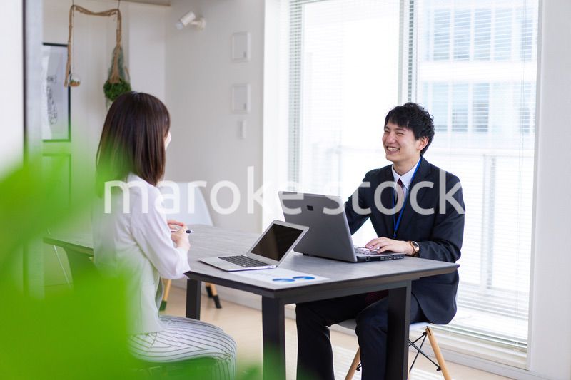 上司と面談をするビジネスパーソン