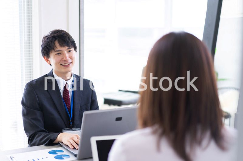 上司と面談をするビジネスパーソン