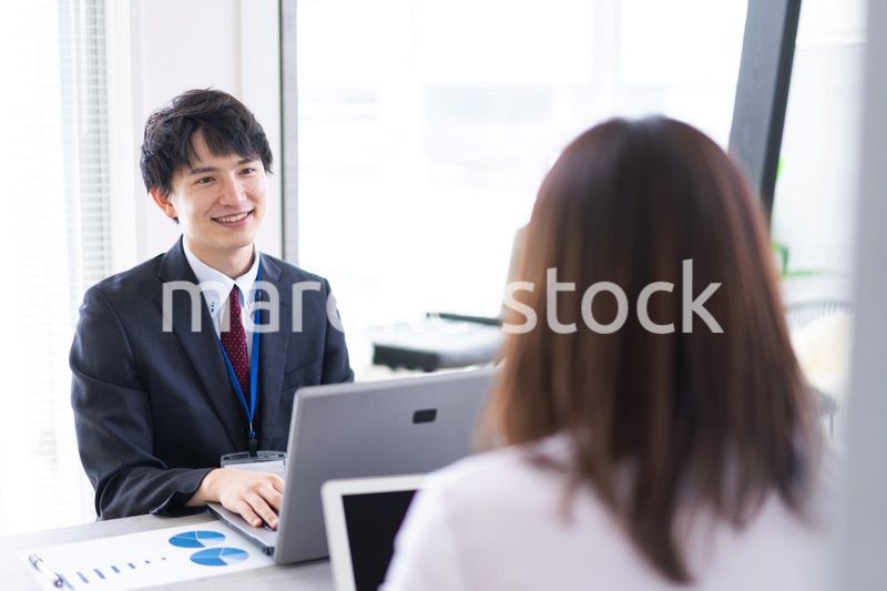 上司と面談をするビジネスパーソン