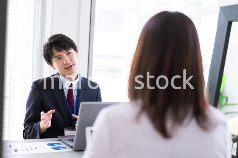 上司と面談をするビジネスパーソン