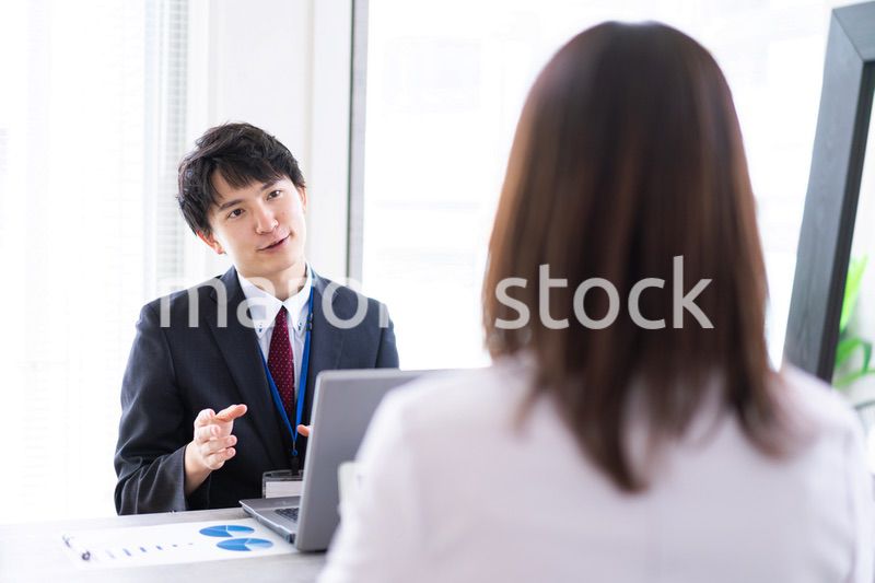上司と面談をするビジネスパーソン