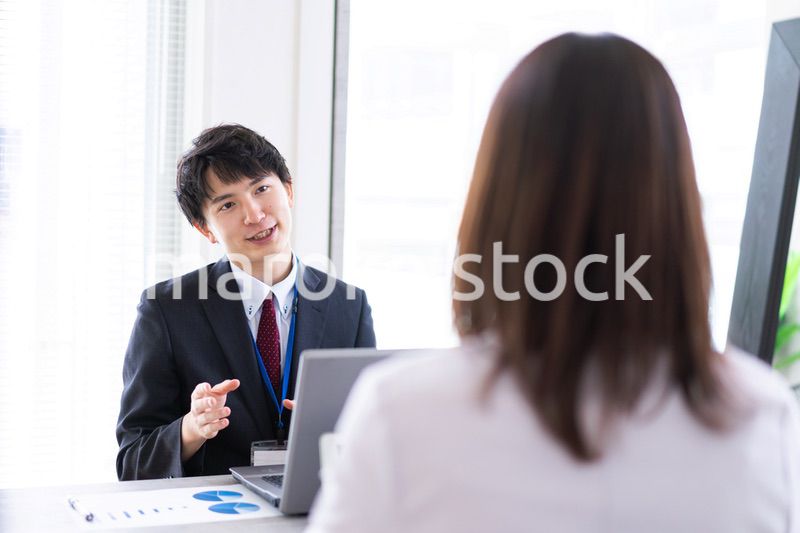上司と面談をするビジネスパーソン