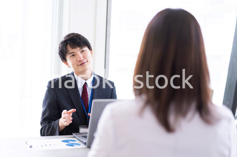 上司と面談をするビジネスパーソン