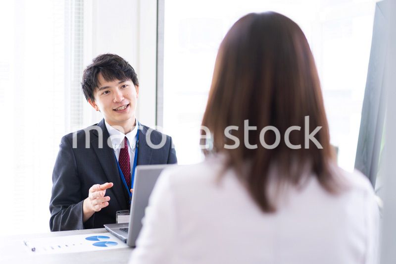 上司と面談をするビジネスパーソン